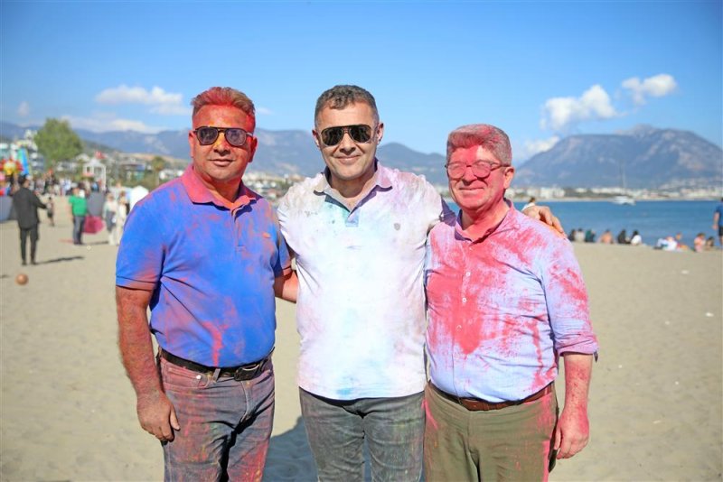 Alanyalı çocuklar 23 nisan’da eğlenceye doydu çocuklar önce color fest’de ardından uçurtma şenliğinde eğlendi