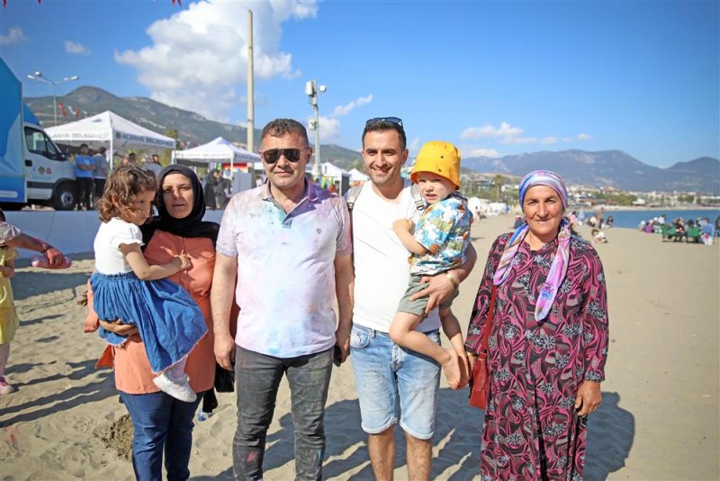 Alanyalı çocuklar 23 nisan’da eğlenceye doydu çocuklar önce color fest’de ardından uçurtma şenliğinde eğlendi