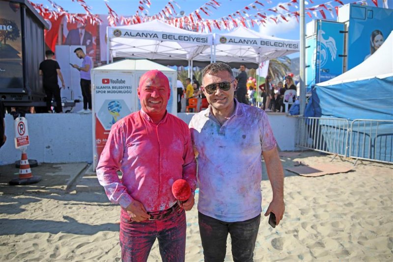 Alanyalı çocuklar 23 nisan’da eğlenceye doydu çocuklar önce color fest’de ardından uçurtma şenliğinde eğlendi