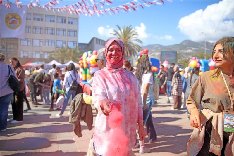 Alanyalı çocuklar 23 nisan’da eğlenceye doydu çocuklar önce color fest’de ardından uçurtma şenliğinde eğlendi