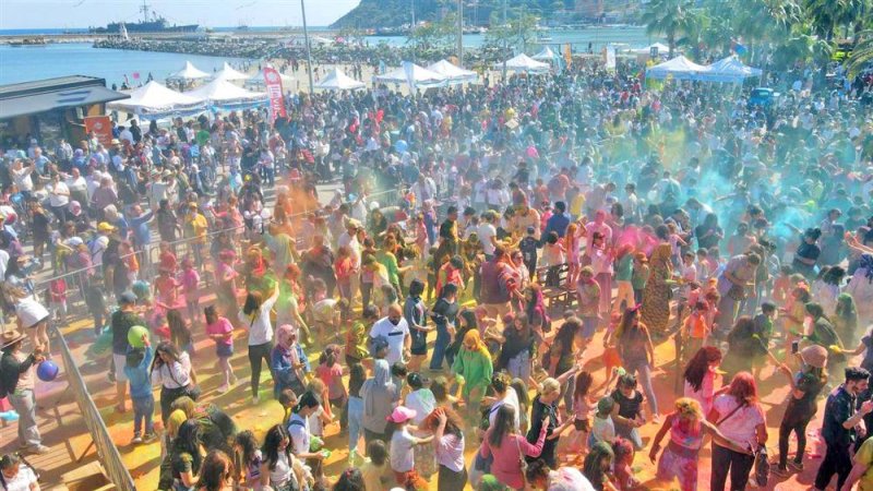 Alanyalı çocuklar 23 nisan’da eğlenceye doydu çocuklar önce color fest’de ardından uçurtma şenliğinde eğlendi