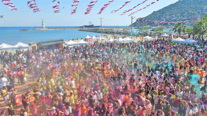 Alanyalı çocuklar 23 nisan’da eğlenceye doydu çocuklar önce color fest’de ardından uçurtma şenliğinde eğlendi