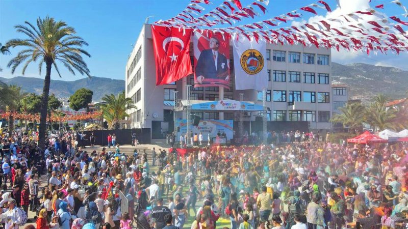 Alanyalı çocuklar 23 nisan’da eğlenceye doydu çocuklar önce color fest’de ardından uçurtma şenliğinde eğlendi