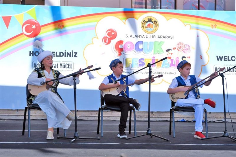 Alanyalı çocuklar 23 nisan’da eğlenceye doydu çocuklar önce color fest’de ardından uçurtma şenliğinde eğlendi