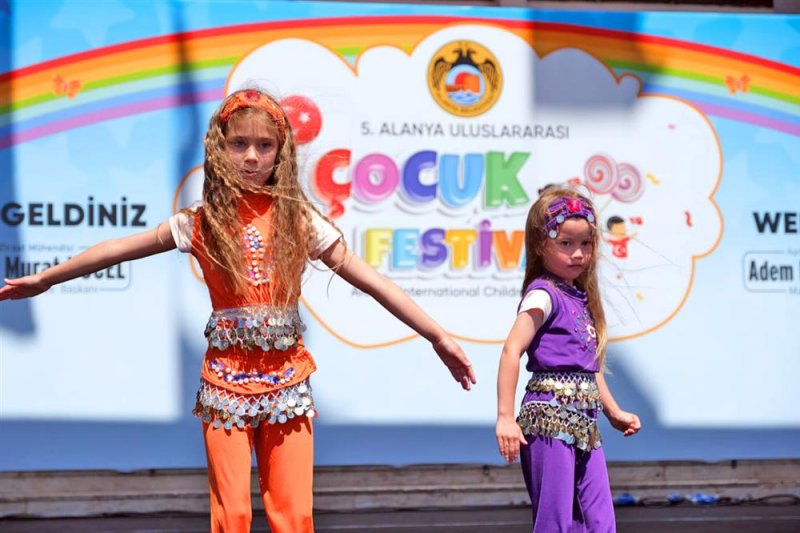 Alanyalı çocuklar 23 nisan’da eğlenceye doydu çocuklar önce color fest’de ardından uçurtma şenliğinde eğlendi