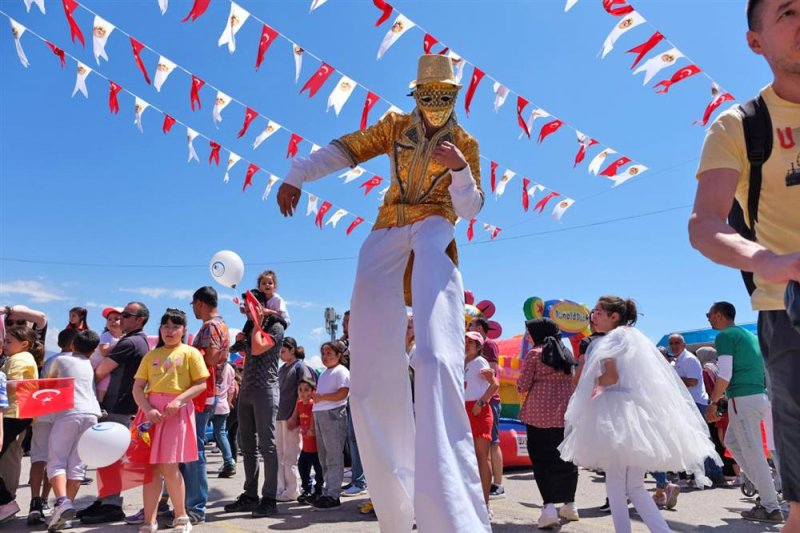 Alanyalı çocuklar 23 nisan’da eğlenceye doydu çocuklar önce color fest’de ardından uçurtma şenliğinde eğlendi