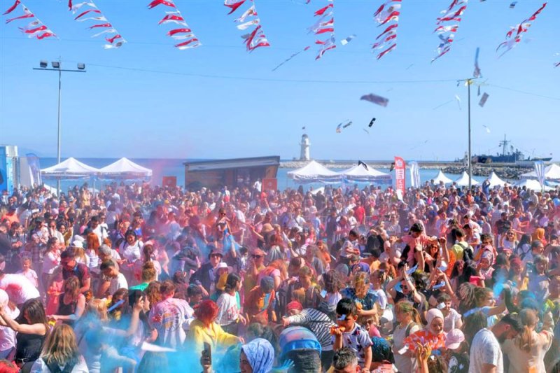 Alanyalı çocuklar 23 nisan’da eğlenceye doydu çocuklar önce color fest’de ardından uçurtma şenliğinde eğlendi