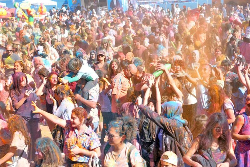 Alanyalı çocuklar 23 nisan’da eğlenceye doydu çocuklar önce color fest’de ardından uçurtma şenliğinde eğlendi