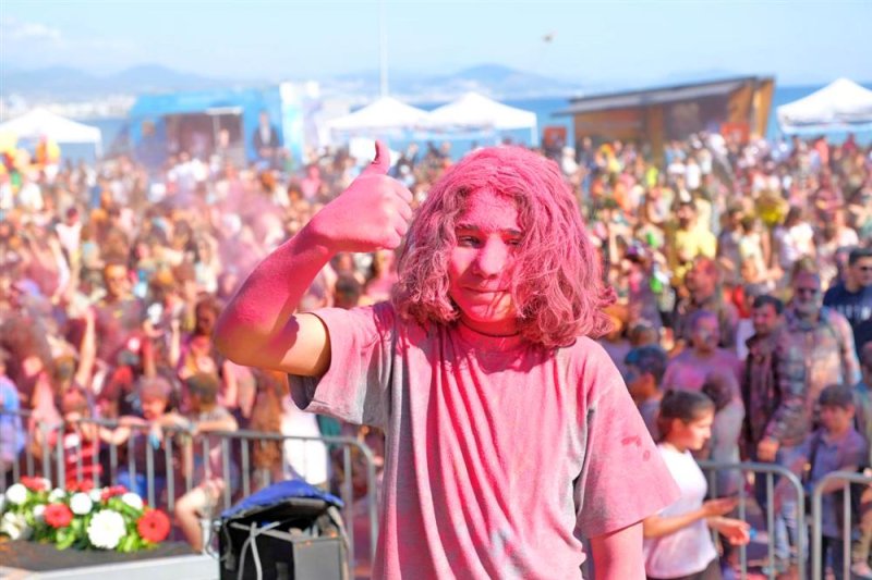 Alanyalı çocuklar 23 nisan’da eğlenceye doydu çocuklar önce color fest’de ardından uçurtma şenliğinde eğlendi