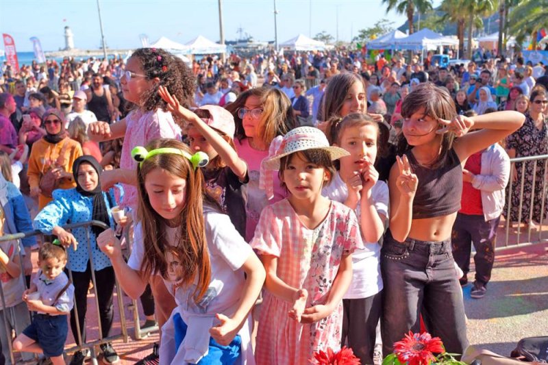 Alanyalı çocuklar 23 nisan’da eğlenceye doydu çocuklar önce color fest’de ardından uçurtma şenliğinde eğlendi