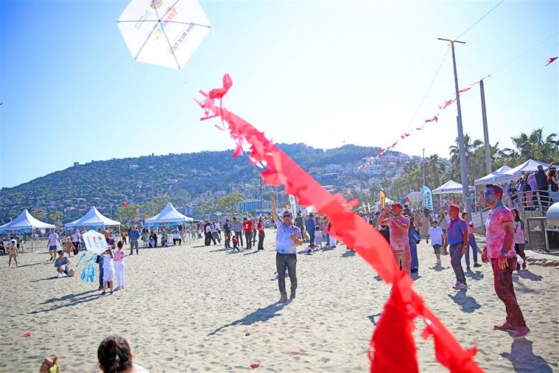 Alanyalı çocuklar 23 nisan’da eğlenceye doydu çocuklar önce color fest’de ardından uçurtma şenliğinde eğlendi