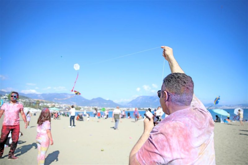 Alanyalı çocuklar 23 nisan’da eğlenceye doydu çocuklar önce color fest’de ardından uçurtma şenliğinde eğlendi