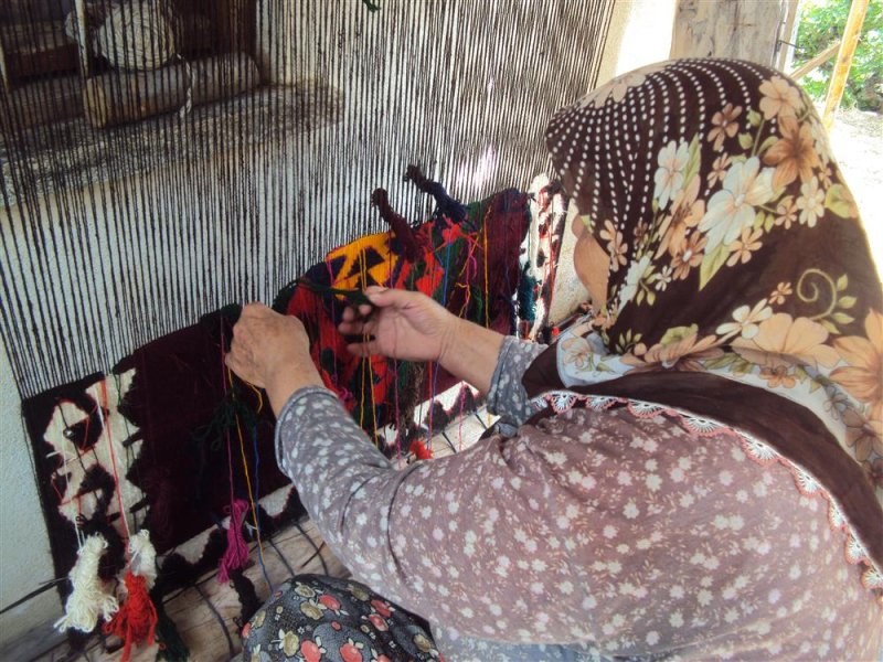 Asırlık miras türk kilimleri, alanya belediyesi’nin ıstar tezgahlarında hayat buluyor