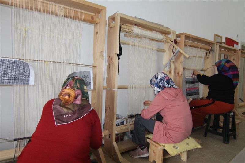 Asırlık miras türk kilimleri, alanya belediyesi’nin ıstar tezgahlarında hayat buluyor