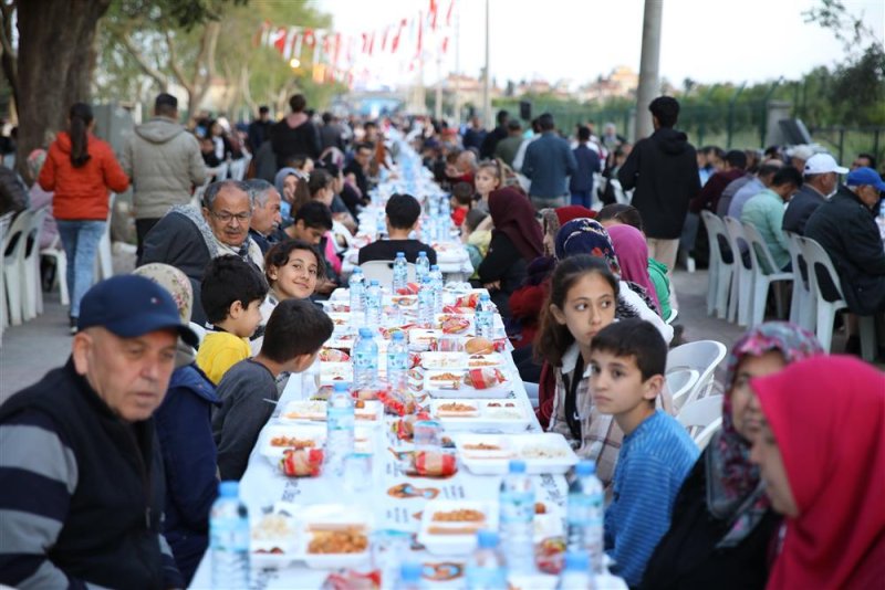 Başkan yücel avsallar mahallesi’nde iftar sofrasında vatandaşlarla buluştu
