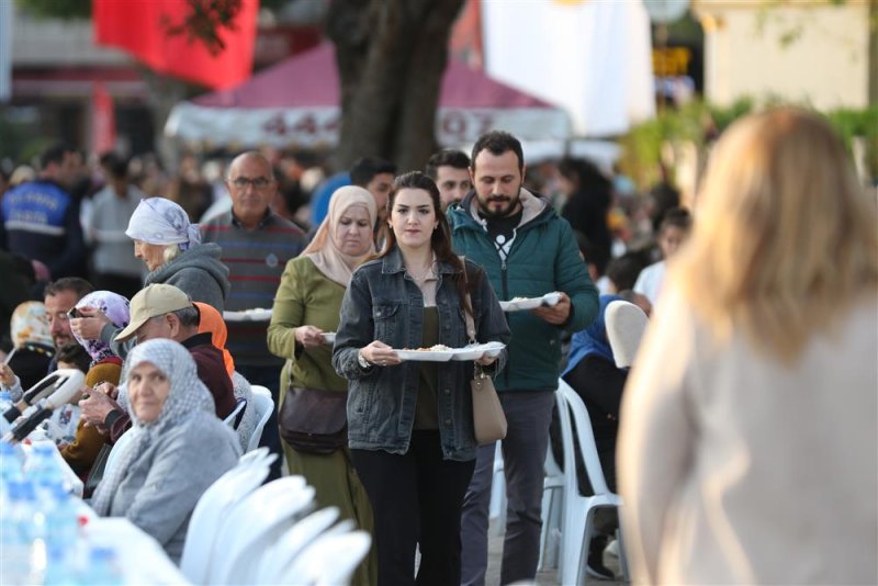 Başkan yücel avsallar mahallesi’nde iftar sofrasında vatandaşlarla buluştu