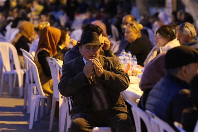 Başkan yücel avsallar mahallesi’nde iftar sofrasında vatandaşlarla buluştu