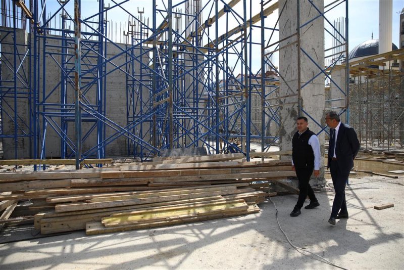 Başkan yücel cuma pazarı inşaatında incelemelerde bulundu