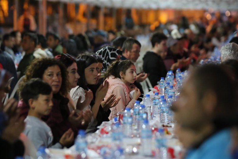 Başkan yücel orucunu konaklı’da kurulan belediye iftar sofrasında vatandaşlarla birlikte açtı