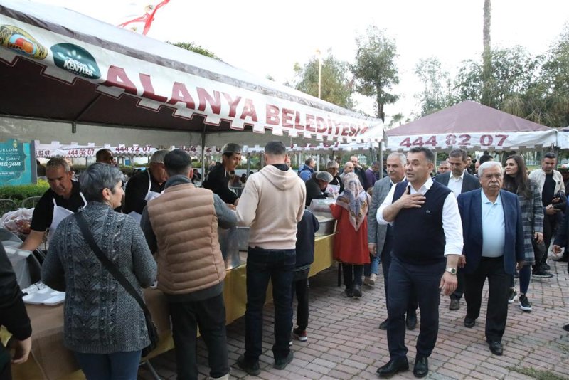Başkan yücel orucunu konaklı’da kurulan belediye iftar sofrasında vatandaşlarla birlikte açtı