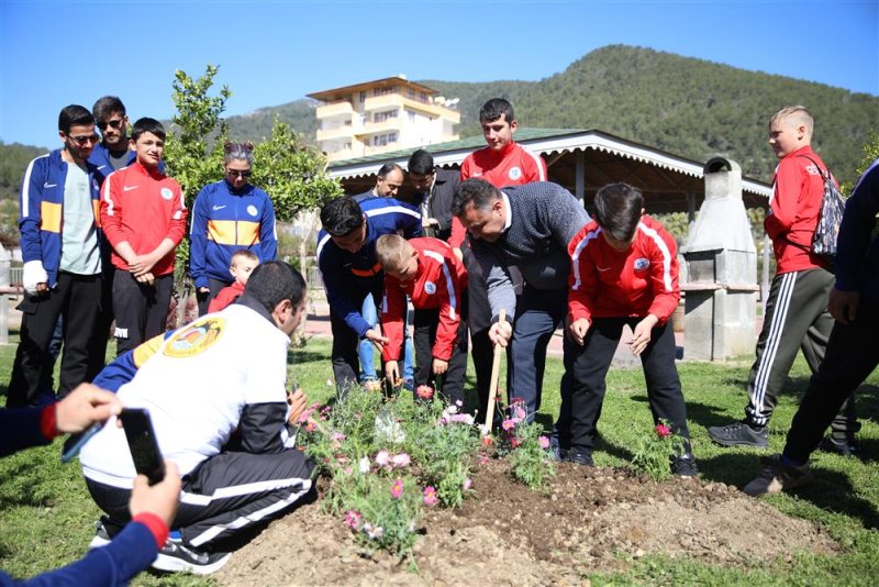 Çiçekler otizme dikkat çekmek için toprakla buluştu