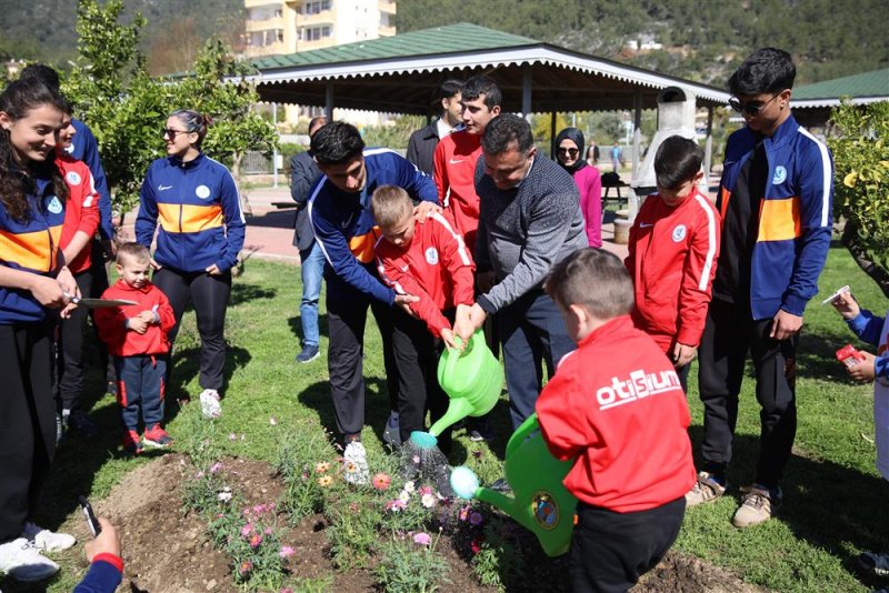 Çiçekler otizme dikkat çekmek için toprakla buluştu