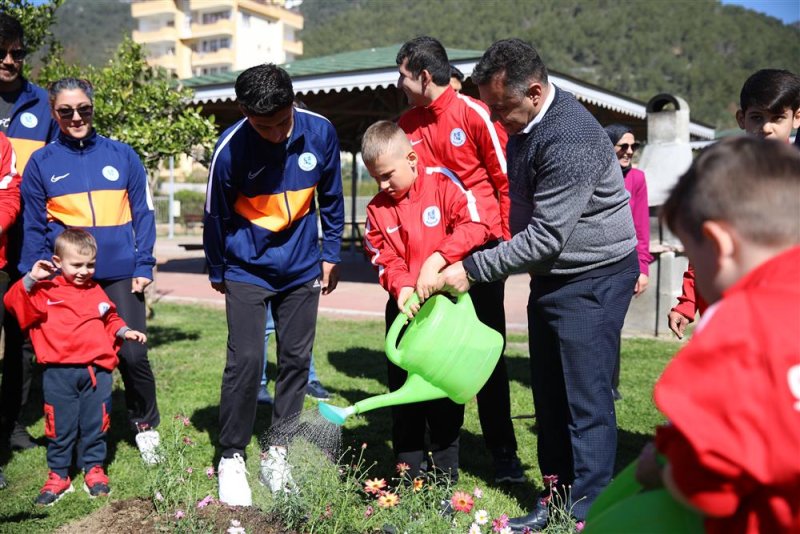 Çiçekler otizme dikkat çekmek için toprakla buluştu