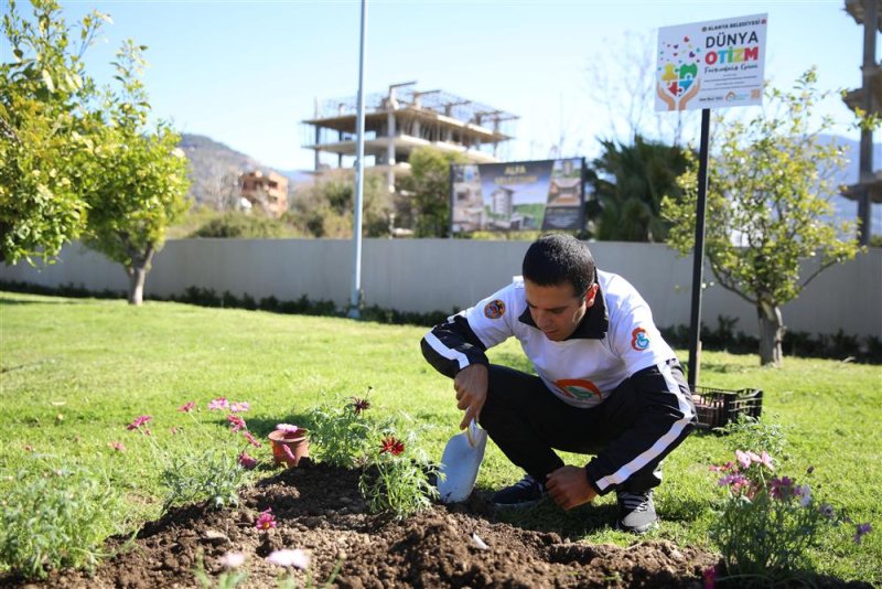 Çiçekler otizme dikkat çekmek için toprakla buluştu