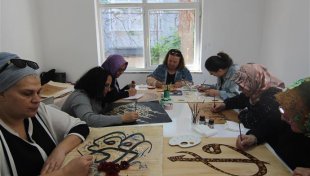 Geleneksel türk süsleme sanatlarından “hüsn-i hat” alanya belediyesi atölyelerinde