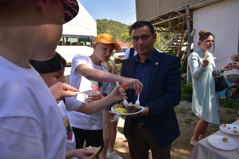 Kardeş şehir çocuklarına alanya’nın tropikal meyveleri tanıtıldı