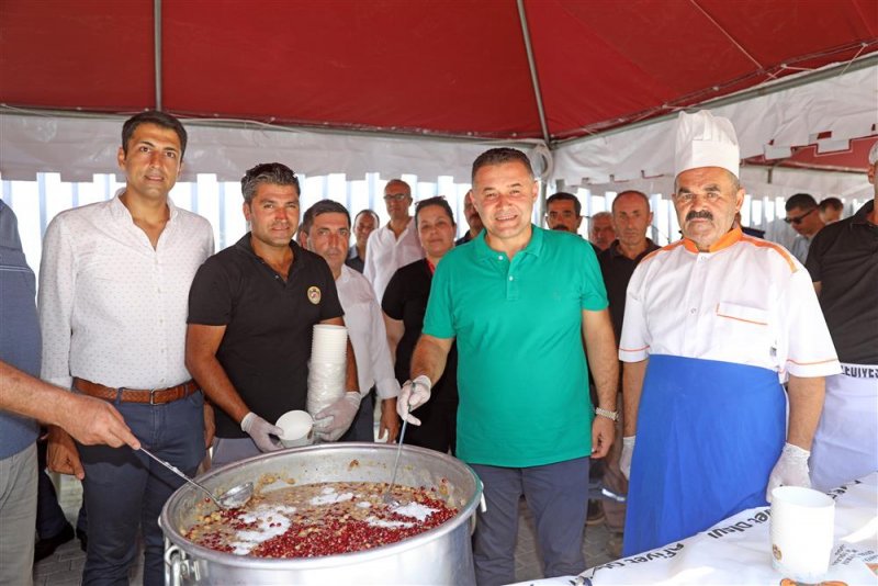 Alanya belediyesi 5 bin kişilik aşure dağıttı