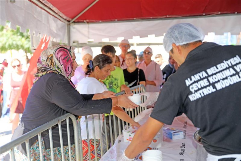 Alanya belediyesi 5 bin kişilik aşure dağıttı