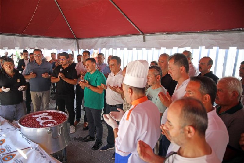 Alanya belediyesi 5 bin kişilik aşure dağıttı