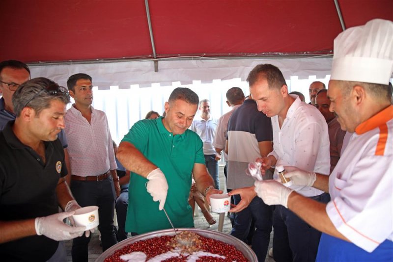 Alanya belediyesi 5 bin kişilik aşure dağıttı