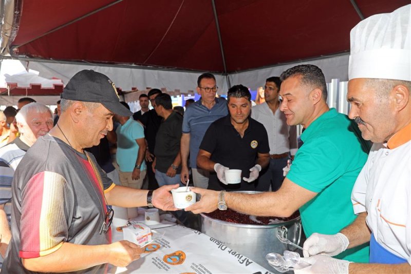 Alanya belediyesi 5 bin kişilik aşure dağıttı
