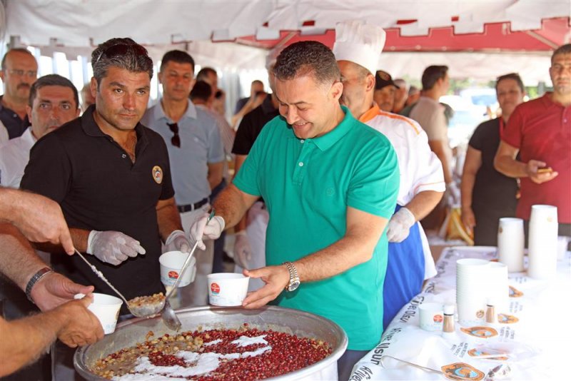 Alanya belediyesi 5 bin kişilik aşure dağıttı