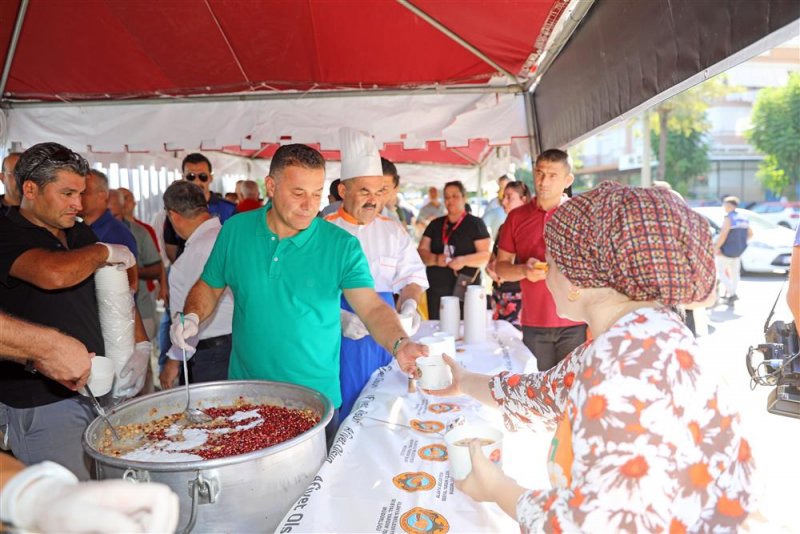 Alanya belediyesi 5 bin kişilik aşure dağıttı
