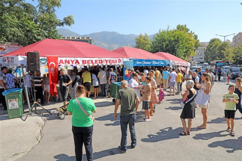 Alanya belediyesi 5 bin kişilik aşure dağıttı