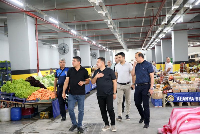 Başkan yücel cuma pazarı’nda esnaf ve vatandaşlarla bir araya geldi