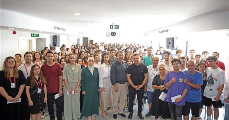 Başkan yücel yks’de ilk on bine giren öğrencileri ödüllendirdi yücel: “etüt merkezimiz başarıdan başarıya koşuyor”