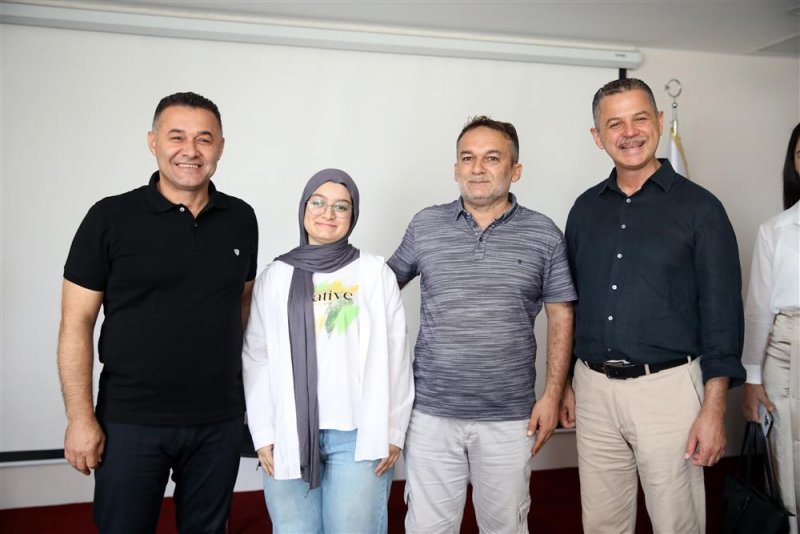 Başkan yücel yks’de ilk on bine giren öğrencileri ödüllendirdi yücel: “etüt merkezimiz başarıdan başarıya koşuyor”