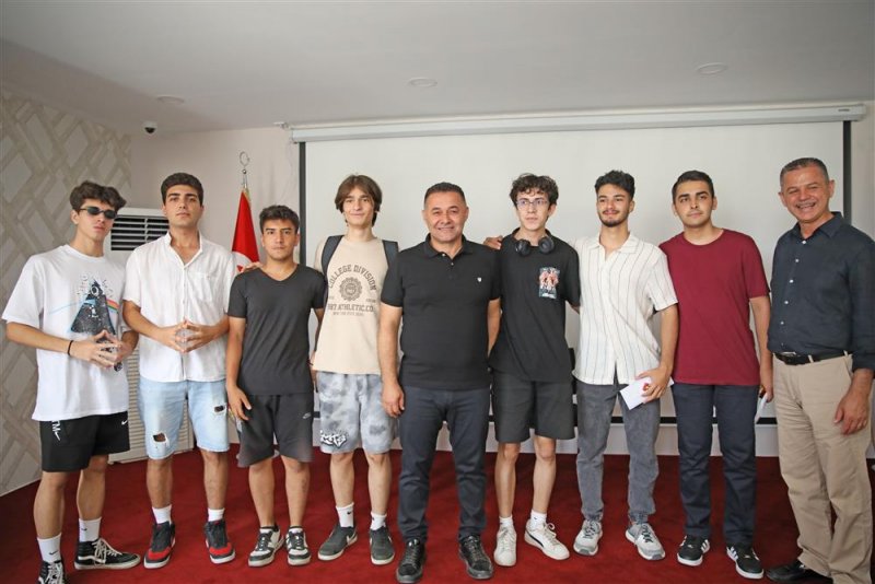 Başkan yücel yks’de ilk on bine giren öğrencileri ödüllendirdi yücel: “etüt merkezimiz başarıdan başarıya koşuyor”