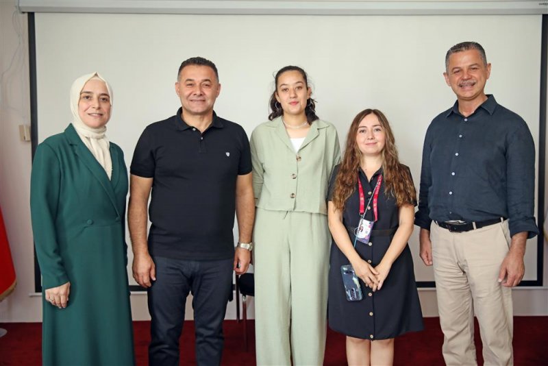 Başkan yücel yks’de ilk on bine giren öğrencileri ödüllendirdi yücel: “etüt merkezimiz başarıdan başarıya koşuyor”