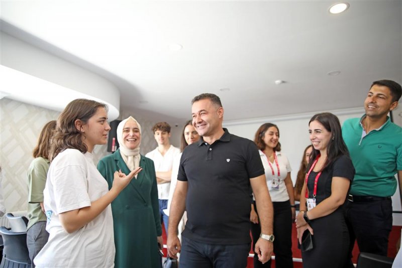 Başkan yücel yks’de ilk on bine giren öğrencileri ödüllendirdi yücel: “etüt merkezimiz başarıdan başarıya koşuyor”