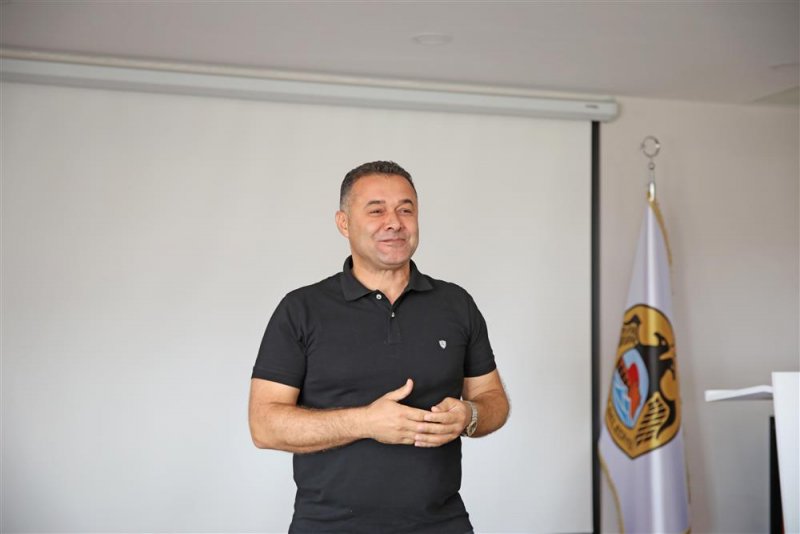 Başkan yücel yks’de ilk on bine giren öğrencileri ödüllendirdi yücel: “etüt merkezimiz başarıdan başarıya koşuyor”