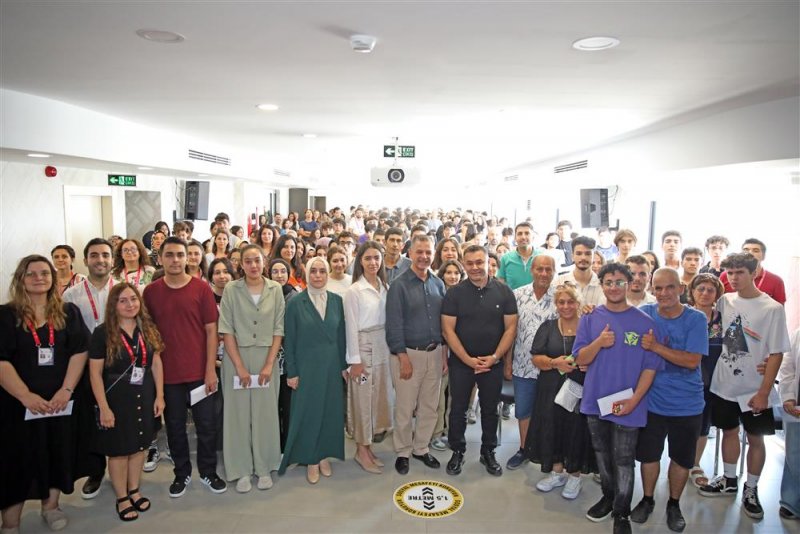 Başkan yücel yks’de ilk on bine giren öğrencileri ödüllendirdi yücel: “etüt merkezimiz başarıdan başarıya koşuyor”