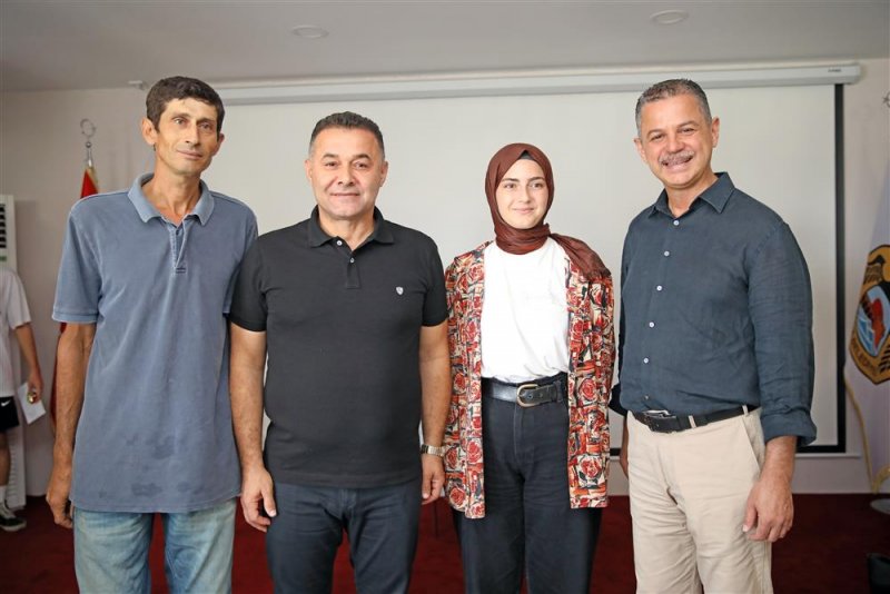 Başkan yücel yks’de ilk on bine giren öğrencileri ödüllendirdi yücel: “etüt merkezimiz başarıdan başarıya koşuyor”