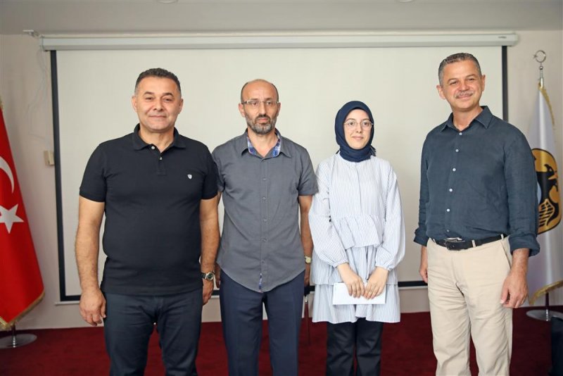 Başkan yücel yks’de ilk on bine giren öğrencileri ödüllendirdi yücel: “etüt merkezimiz başarıdan başarıya koşuyor”