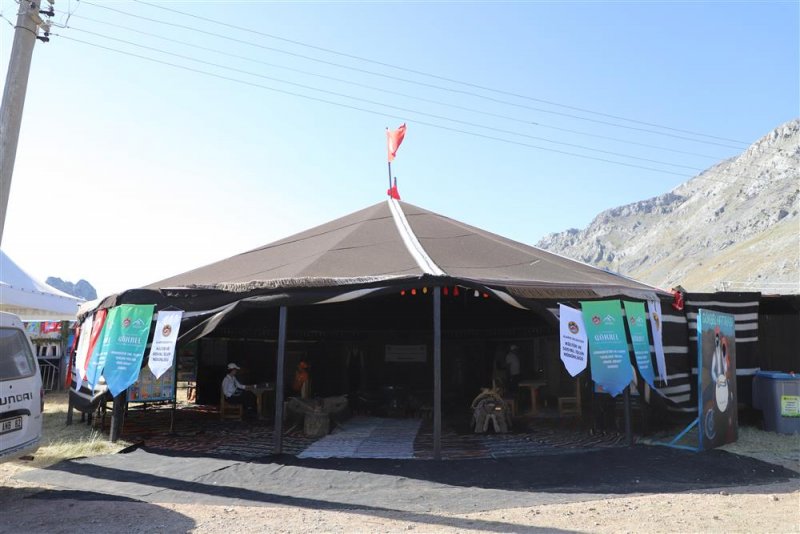 Gökbel’de kurulan yörük çadırı ziyaretçi akınına uğradı