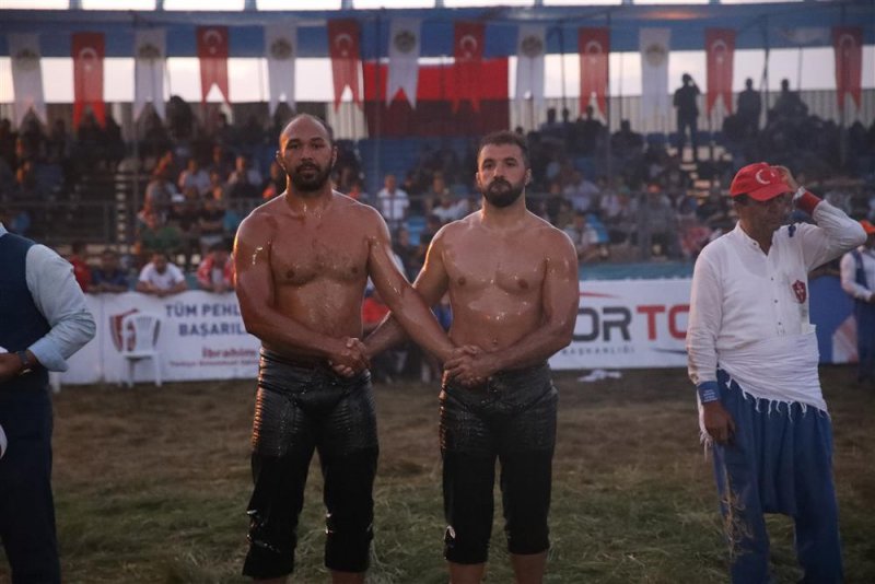 Gökbel’in başpehlivanı ali gürbüz oldu